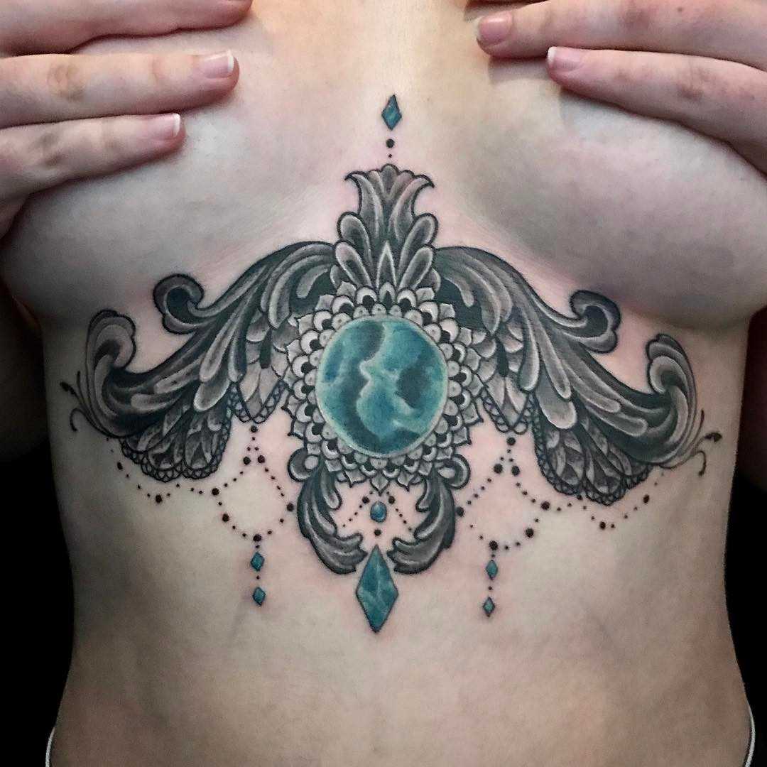 Foto de uma tatuagem em estilo barroco no lado da menina