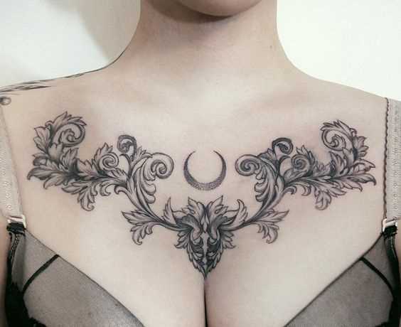 Foto de uma tatuagem em estilo barroco no peito da menina