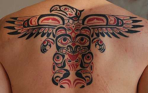 Foto de uma tatuagem em estilo haida nas costas do cara