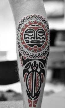 Foto de uma tatuagem em estilo haida no antebraço cara