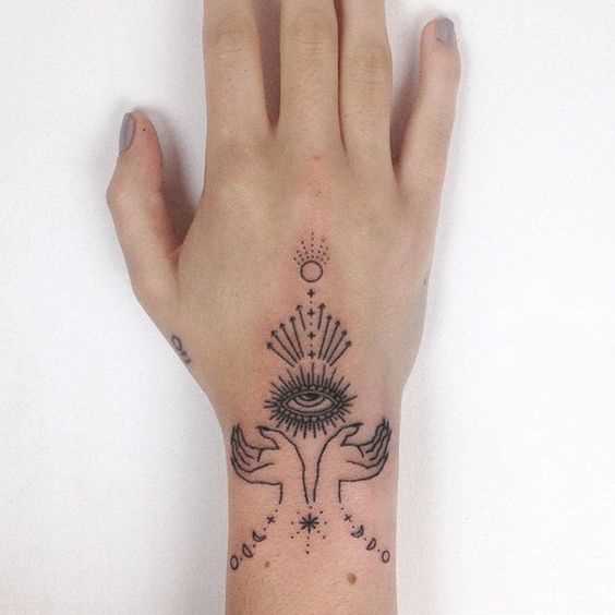 Foto de uma tatuagem em estilo handpoke no pincel menina