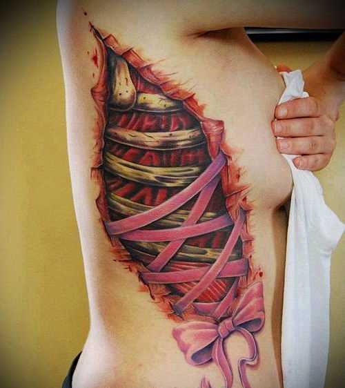 Foto de uma tatuagem em estilo organika sobre as costelas menina