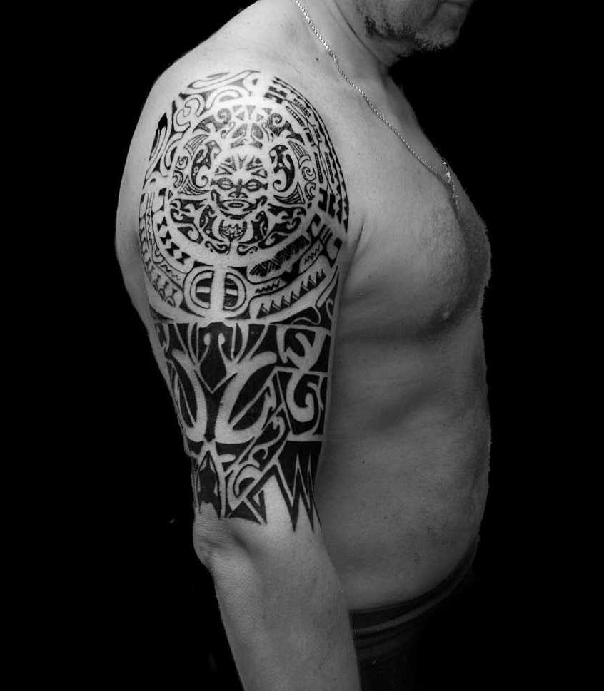 Foto de uma tatuagem em estilo polinésia no ombro de homens