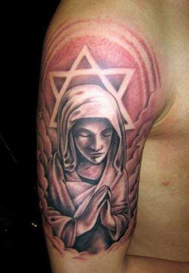 Foto de uma tatuagem em hebraico estilo no ombro do cara