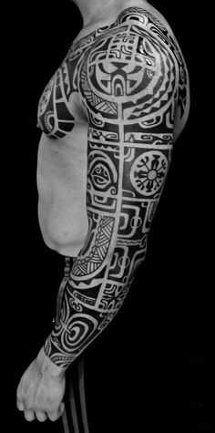 Foto de uma tatuagem no estilo de haida na manga cara
