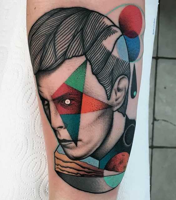 Foto de uma tatuagem no estilo do surrealismo no ombro do cara