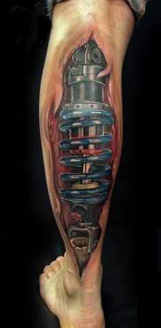 Foto de uma tatuagem no estilo organika sobre a perna de um cara