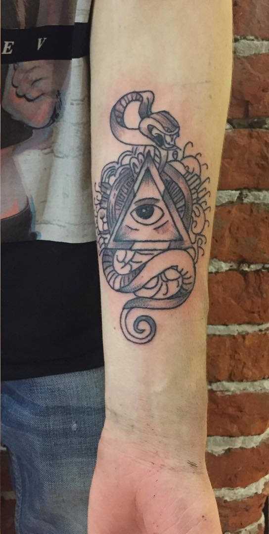 Foto estranha tatuagem piscar de olhos que tudo vê na mão de um cara