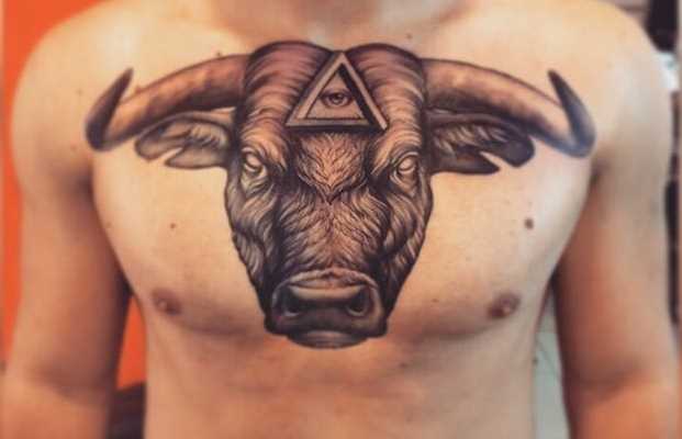 Foto grande tatuagem de um touro vsevidiashchim os olhos na cara no peito
