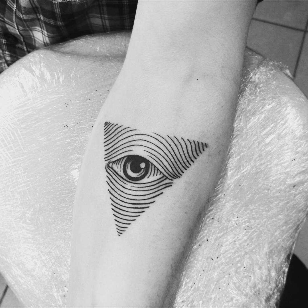 Foto incomum tatuagem piscar de olhos que tudo vê na mão de um cara