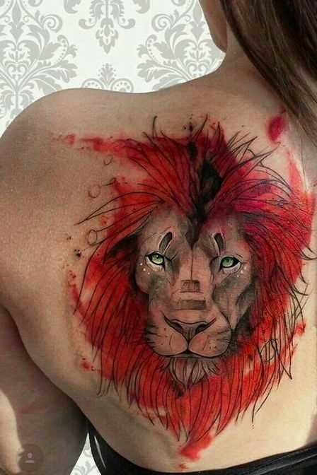 Foto íngreme da tatuagem do leão no estilo aquarela blade menina