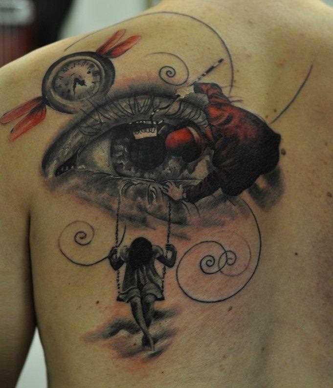 Foto íngreme da tatuagem no estilo do surrealismo blade cara
