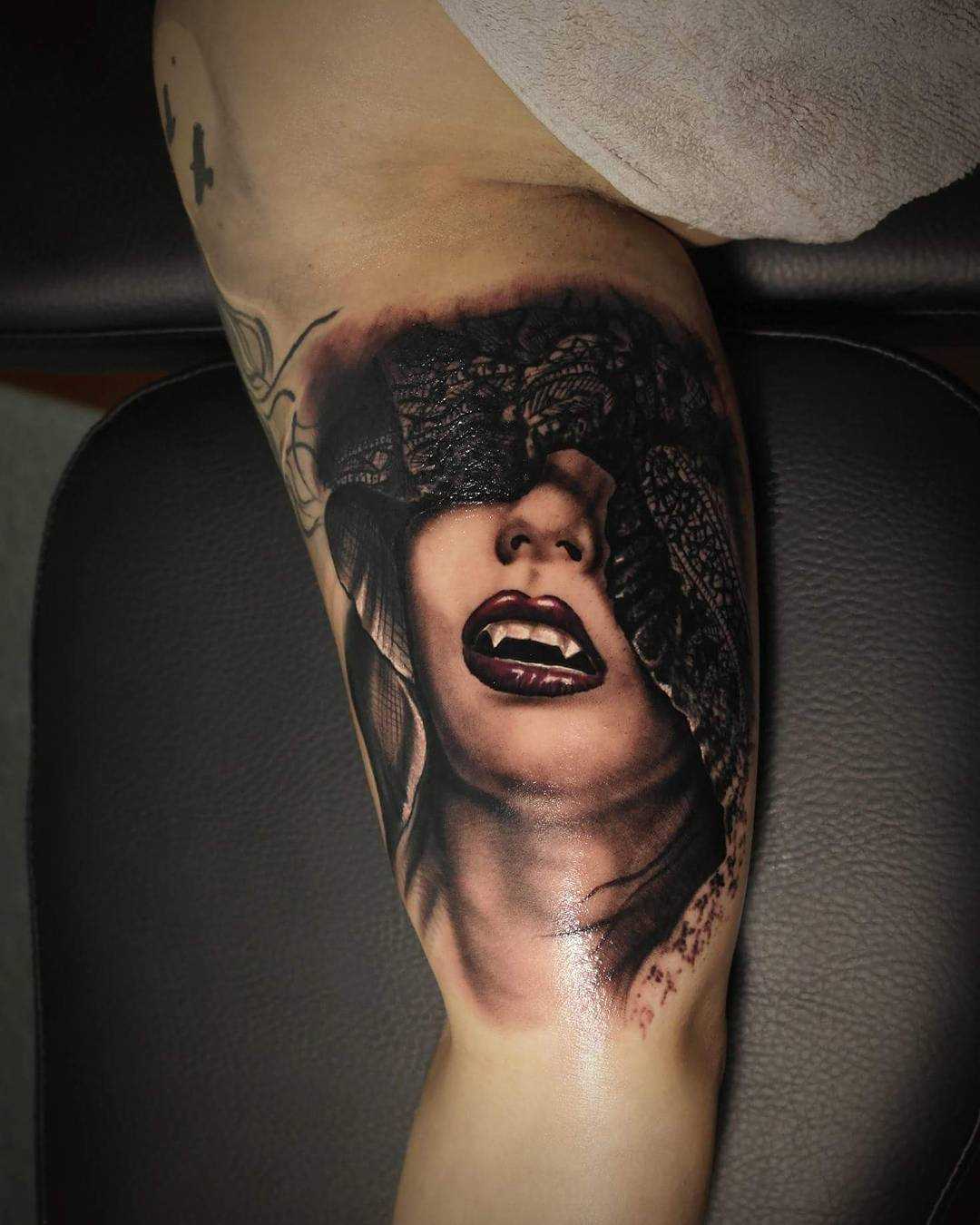 Foto íngreme da tatuagem vampirshi em estilo gótico na mão de um cara