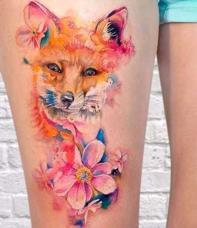 Foto krasiovogo tatuagem de uma raposa no estilo aquarela no quadril da menina