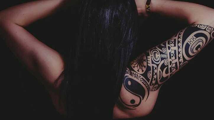Foto krasiovoi tatuagem no estilo polinésia no ombro da menina