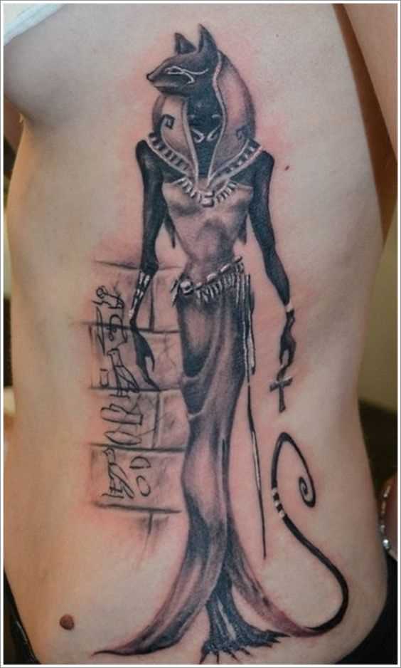 Fotos de tatuagem da deusa bastet em estilo egípcio em seu lado garota