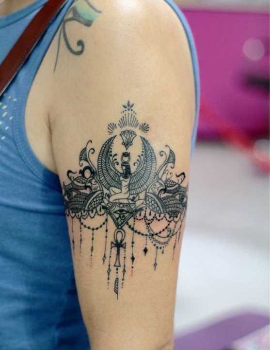 Fotos de tatuagem da deusa isis em estilo egípcio na mão de um cara