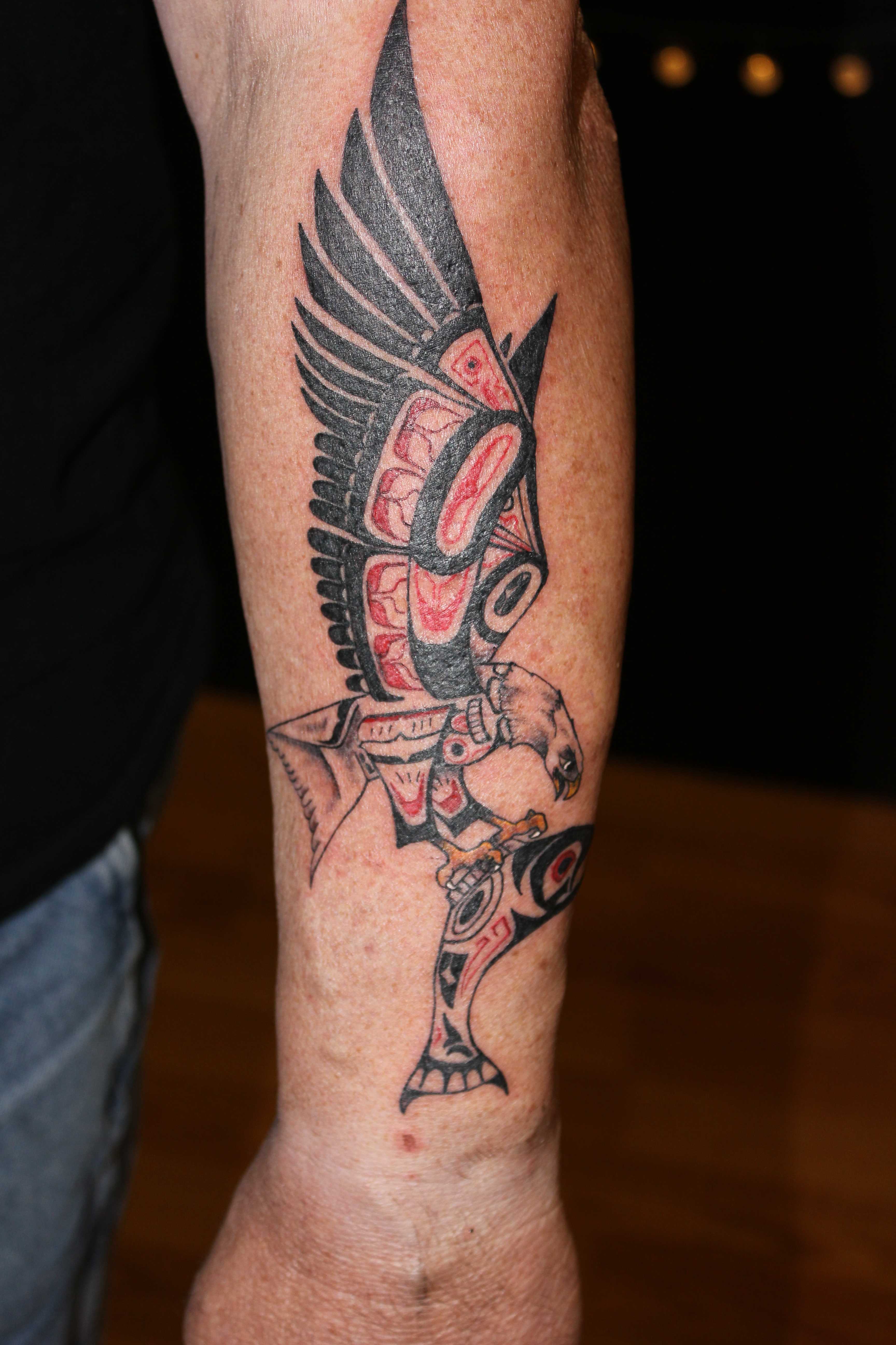 Fotos de tatuagem de águia com o peixe no estilo haida no antebraço cara