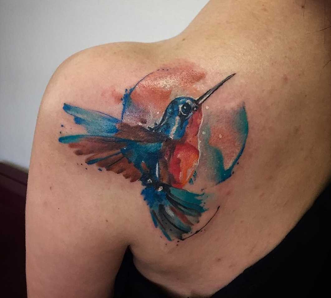 Fotos de tatuagem de beija-flores no estilo aquarela blade menina