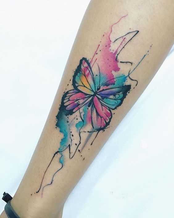 Fotos de tatuagem de borboleta no estilo aquarela no antebraço da menina
