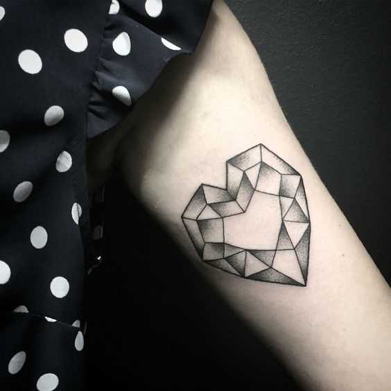 Fotos de tatuagem de coração no estilo de geometria na mão da menina