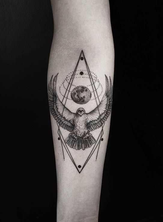 Fotos de tatuagem de coruja em um estilo de geometria no antebraço da menina