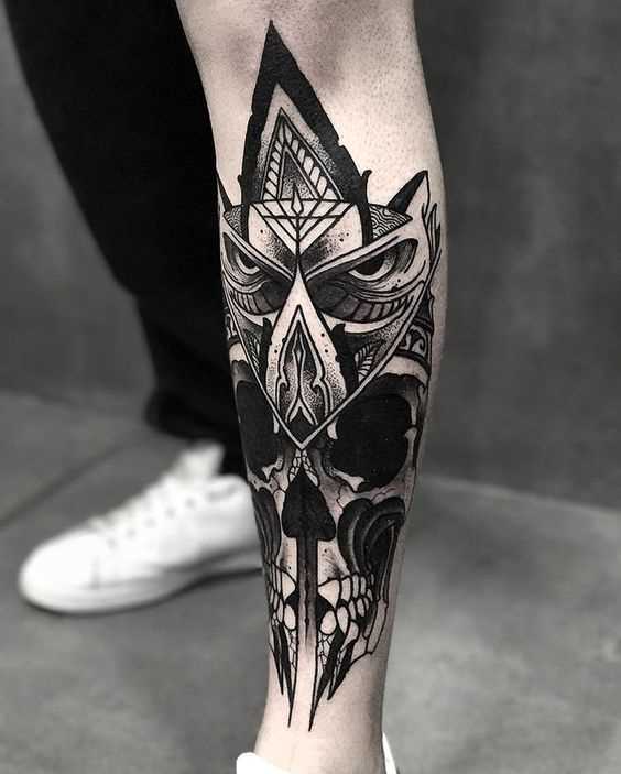 Fotos de tatuagem de coruja em um estilo de geometria sobre a perna de um cara