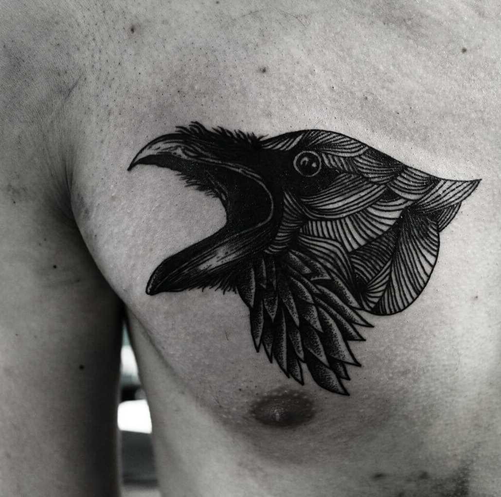Fotos de tatuagem de corvos no estilo de gráfico na cara no peito