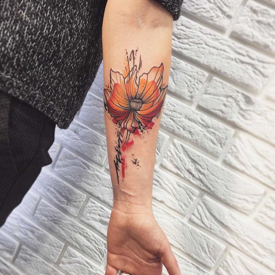 Fotos de tatuagem de flor no estilo aquarela no antebraço da menina