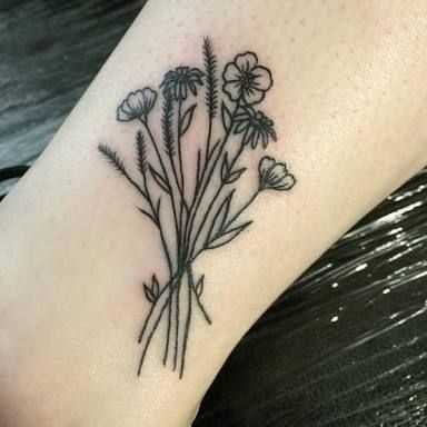 Fotos de tatuagem de flores no estilo handpoke na perna da menina