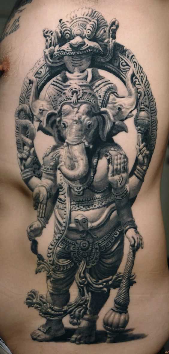 Fotos de tatuagem de ganesh em estilo indiano, ao lado de um cara