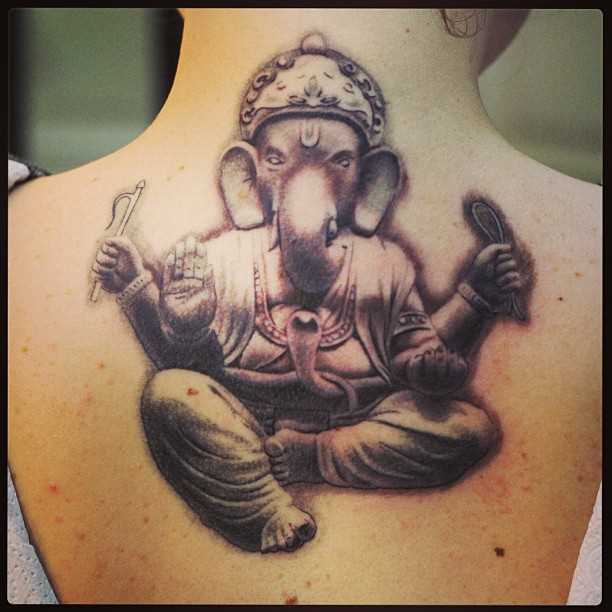 Fotos de tatuagem de ganesh em estilo indiano, na parte de trás da menina