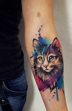 Fotos de tatuagem de gato no estilo aquarela no antebraço da menina