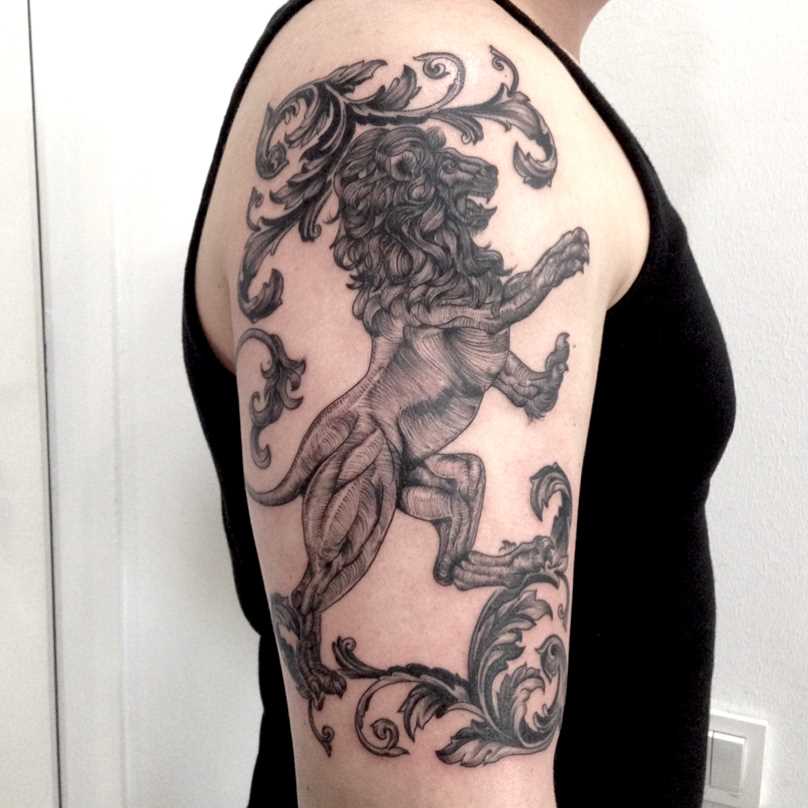 Fotos de tatuagem de leão em estilo barroco no ombro do cara