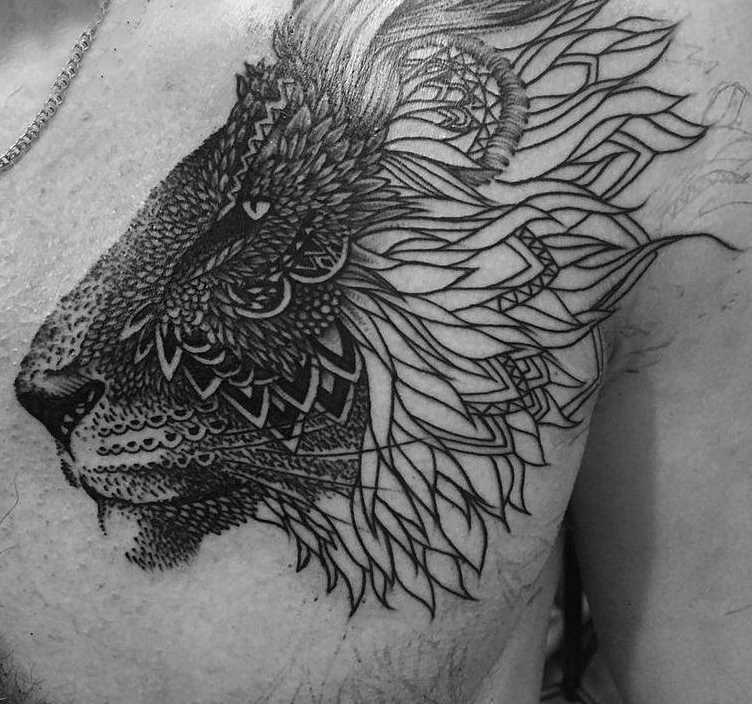 Fotos de tatuagem de leão no estilo de gráfico na cara no peito