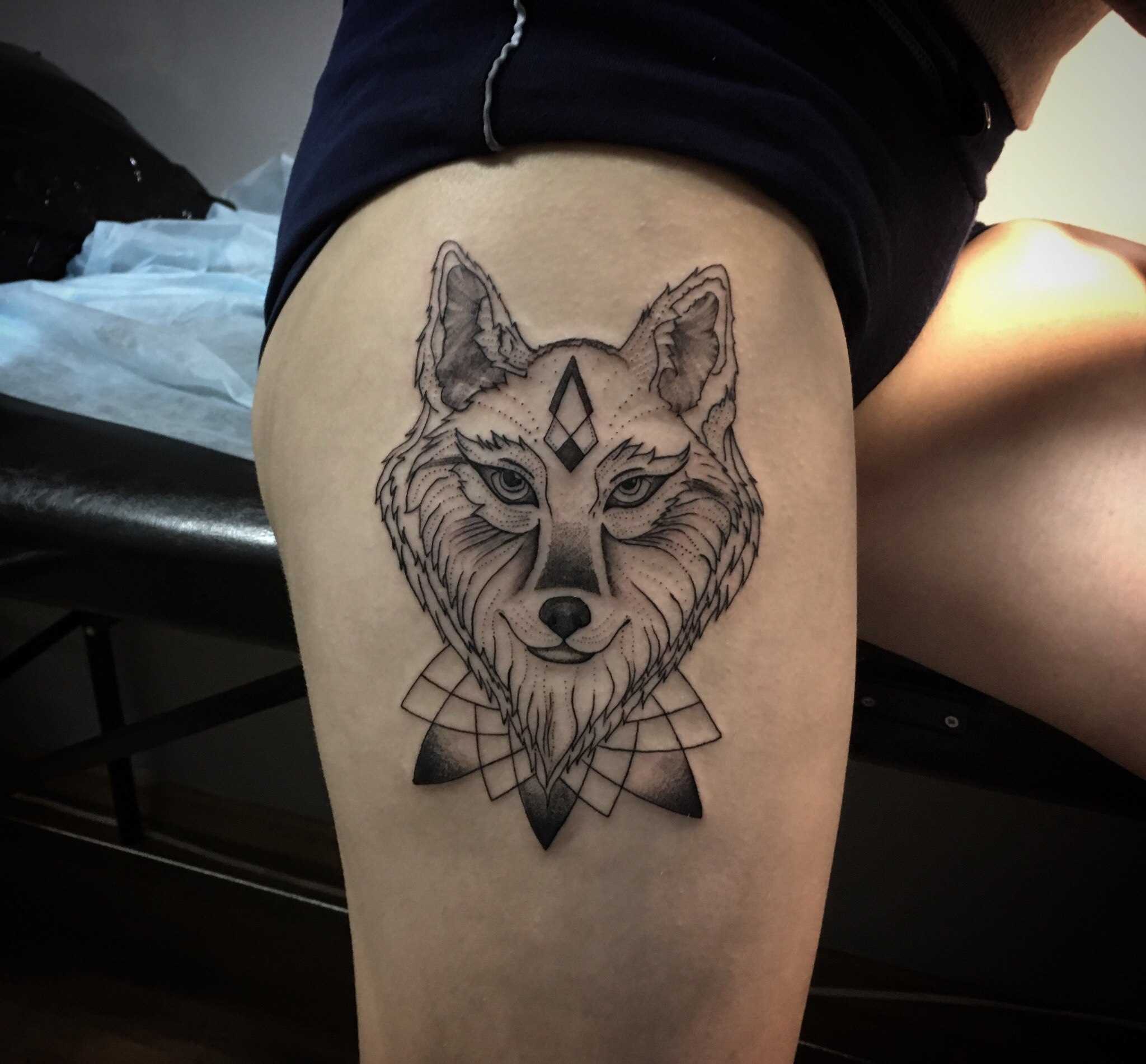 Fotos de tatuagem de lobo no estilo de geometria no quadril da menina