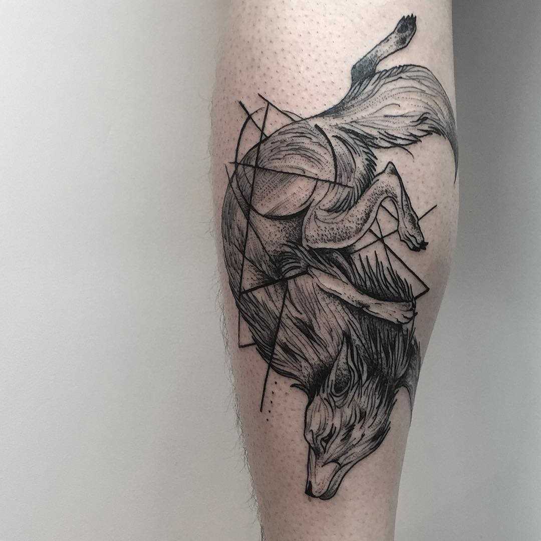 Fotos de tatuagem de lobo no estilo de geometria sobre a perna de um cara