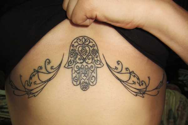 Fotos de tatuagem de mão de miriam no bairro judeu de estilo no peito da menina