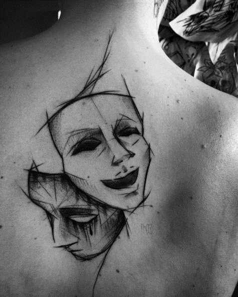 Fotos de tatuagem de máscaras no estilo de um gráfico na parte de trás da menina