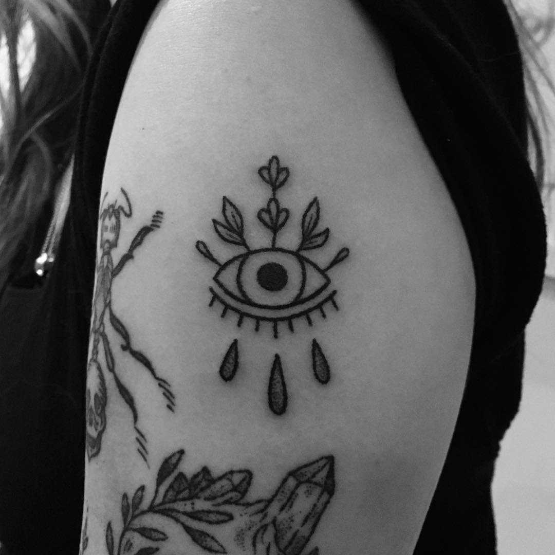Fotos de tatuagem de olho no estilo handpoke no ombro da menina