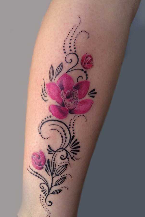 Fotos de tatuagem de orquídeas com padrões no antebraço da menina