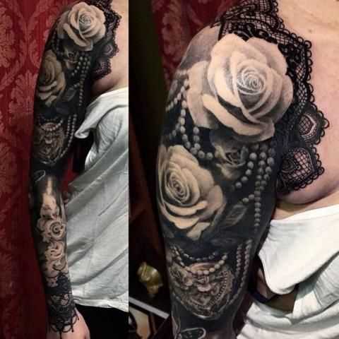 Fotos de tatuagem de rosas em estilo barroco na manga da menina
