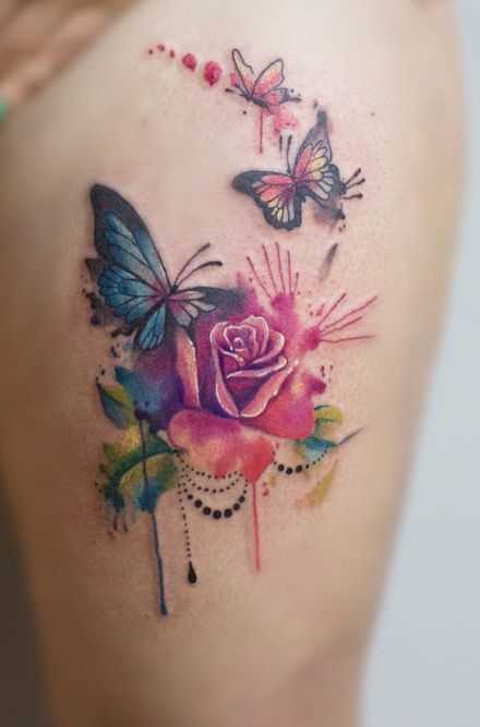 Fotos de tatuagem de rosas no estilo aquarela no quadril da menina