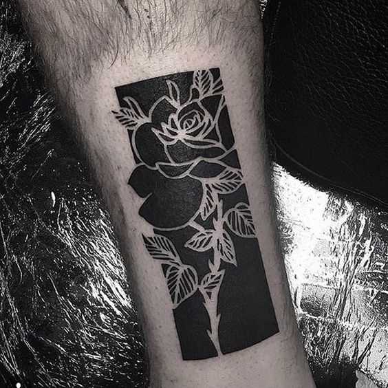 Fotos de tatuagem de rosas no estilo blackwork sobre a perna de um cara