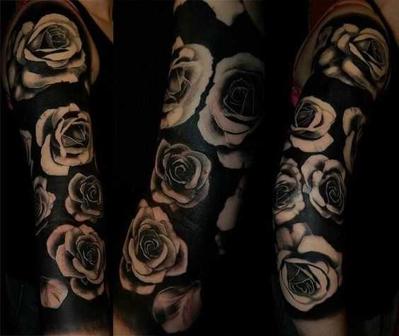 Fotos de tatuagem de rosas no estilo de blackwork na manga da menina