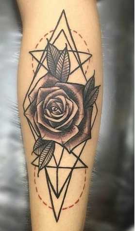 Fotos de tatuagem de rosas no estilo de geometria no antebraço da menina