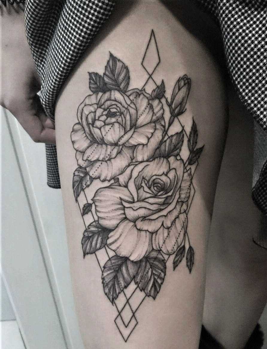 Fotos de tatuagem de rosas no estilo de geometria no quadril da menina