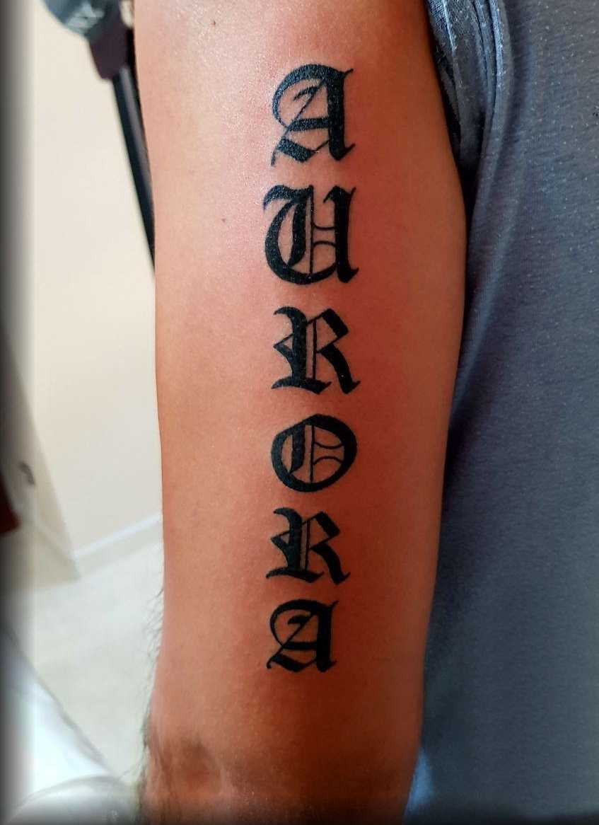 Fotos de tatuagem de texto em estilo gótico na mão de um cara