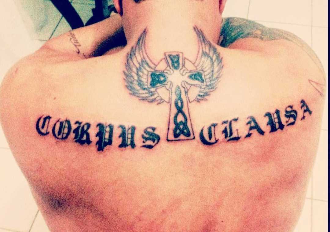 Fotos de tatuagem de texto em estilo gótico nas costas de homens