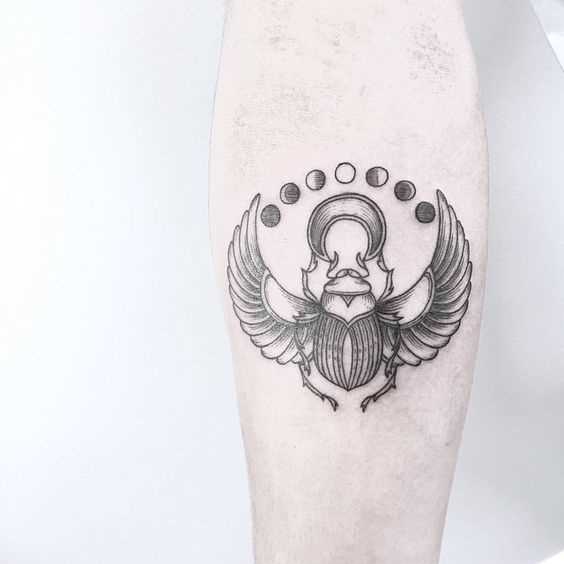 Fotos de tatuagem de um besouro escaravelho em estilo egípcio no antebraço cara